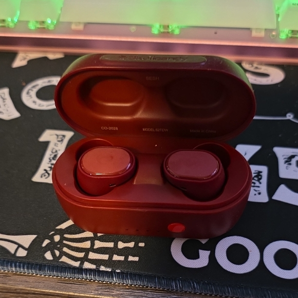 Skullcandy Red Wireless Earbuds with Charging Case - Picture 1 of 1